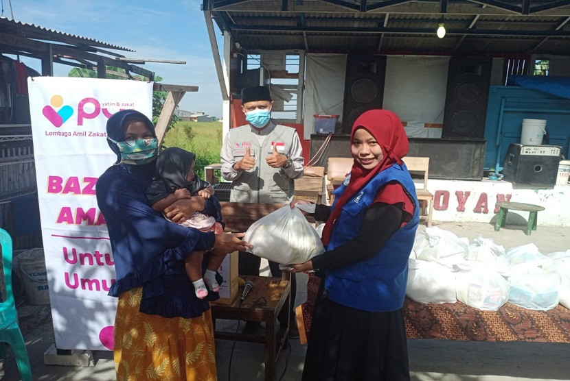 PYI Yatim dan Zakat kembali menyelenggarakan acara bazar amal untuk masyarakat terdampak Covid-19 di salah satu asramanya pada, Jumat (12/11). Acara bazar amal diikuti oleh 200 orang warga yang tinggal di Jl. Sultan Agung, Kelurahan Kali Baru, Kecamatan Medan Satria, Bekasi.