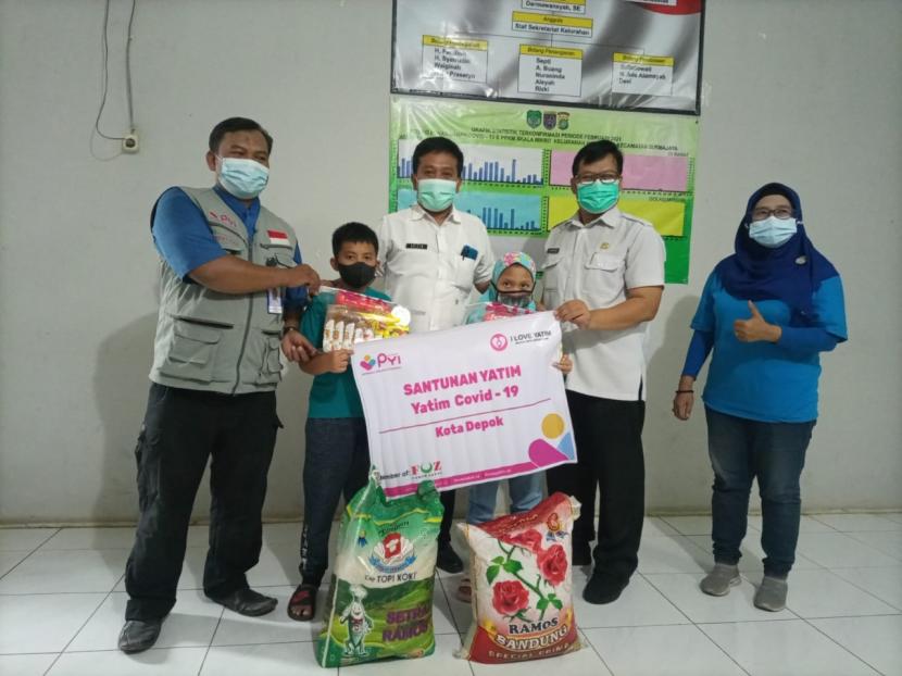 PYI Yatim dan Zakat menyalurkan bantuan paket sembako kepada  anak yatim korban Covid-19 di Kelurahan Mekar Jaya, Kecamatan Sukmajaya, Kota Depok, Rabu (29/12).