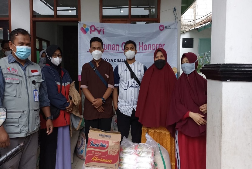 PYI Yatim dan Zakat salurkan bantuan berupa paket sembako untuk puluhan guru honorer yang terdampak pandemi pada, Sabtu (27/11). 