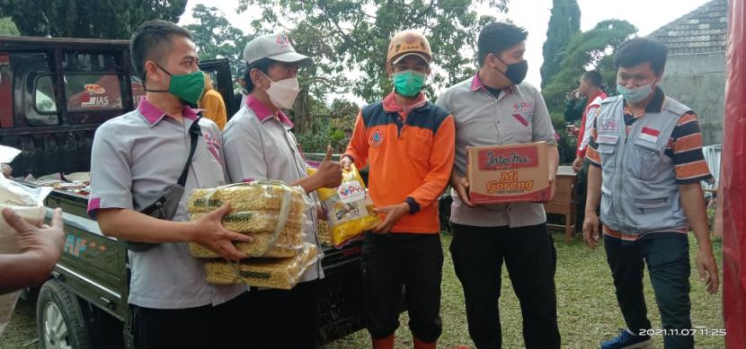  PYI Yatim dan Zakat salurkan bantuan berupa sembako untuk korban banjir di Kota Batu, Provinsi Jawa Timur pada, Ahad (7/11).