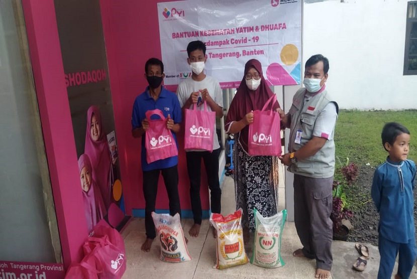  PYI Yatim dan Zakat salurkan bantuan kesehatan untuk yatim dan dhuafa terdampak Covid-19 pada, Senin (10/1). Anak yatim dan dhuafa yang menerima bantuan tersebut tinggal di sekitar asrama anak PYI Yatim dan Zakat yang berada di Jl. KH Hasyim Ashari No.76, Kelurahan Nerogtog, Kecamatan Cipondoh, Kota Tangerang, Banten.