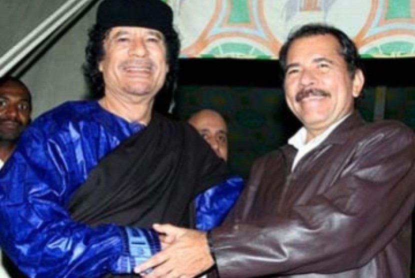Qaddafi dan Daniel Ortega (kiri). Ortega dilantik menjadi presiden Nikaragua untuk masa jabatan keempat berturut-turut.