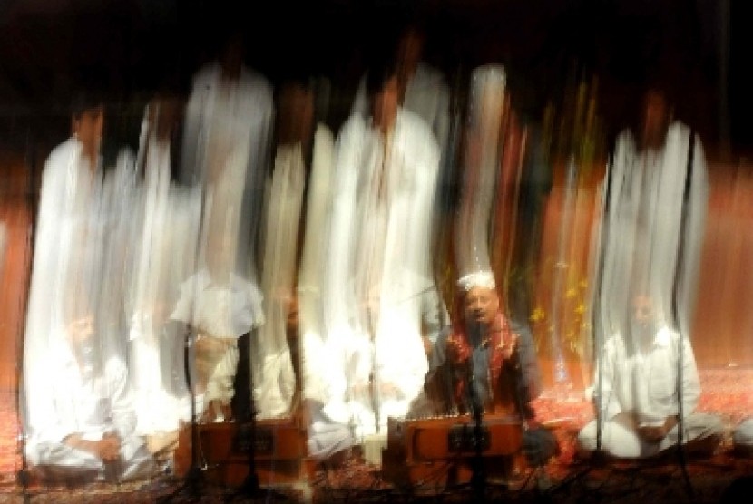 Qawwali menjadi musik yang sering dimainkan oleh sekelompok pria penyanyi dan pemain alat musik. Dari lirik dan juga nada-nada yang dinyanyikan, corak Sufi tampak sangat kental pada permainan Qawwali.