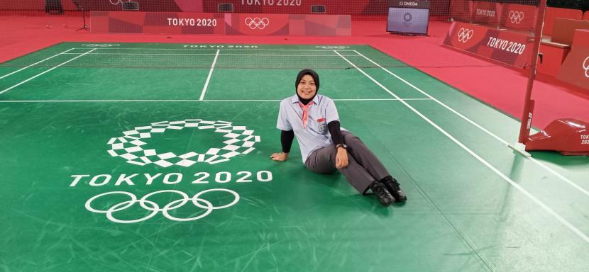 Qomarul Lailah, guru mata pelajaran Bahasa Inggris di SD Negeri Sawunggaling 1 Surabaya menjadi salah satu wasit badminton di ajang Olimpiade Tokyo 2020. 