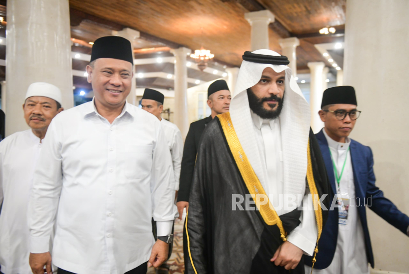 Qori International yang juga Imam dan Khatib Arab Saudi, Syaikh Abdurrahman Al Ausy, menjadi imam shalat tarawih di Masjid Agung Indramayu, Rabu (12/3/2025). 