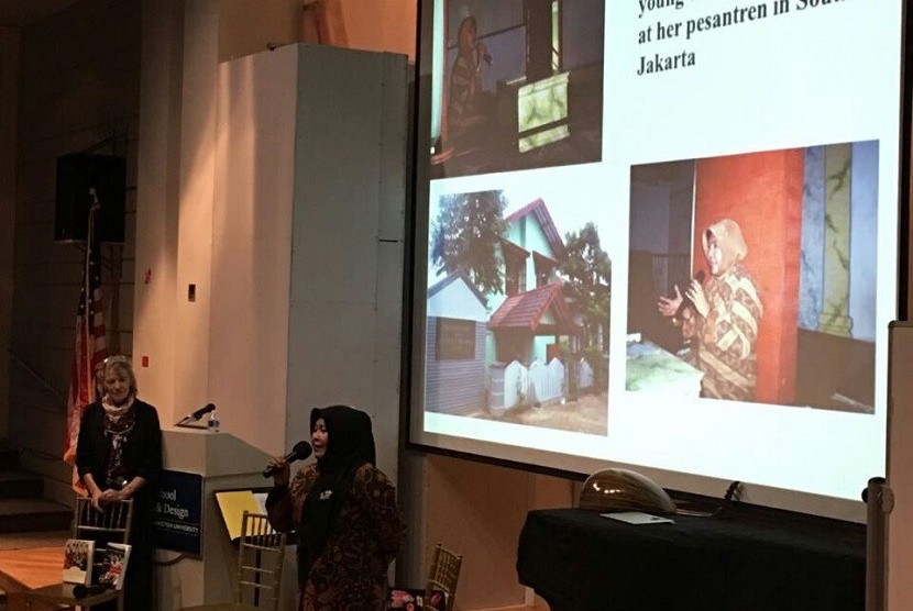 Qoriah asal Indonesia Maria Ulfah sedang memberikan kuliah dan demonstrasi dengan tajuk The Art of Quranic Recitation di Corcoran School of the Arts and Design (CSAD), Washington DC, Sabtu (5/11).