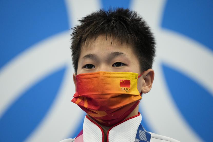 Quan Hongchan dari China berdiri di podium setelah memenangkan medali emas di final platform 10m loncat indah putri di Tokyo Aquatics Center pada Olimpiade Musim Panas 2020, Kamis, 5 Agustus 2021, di Tokyo, Jepang.