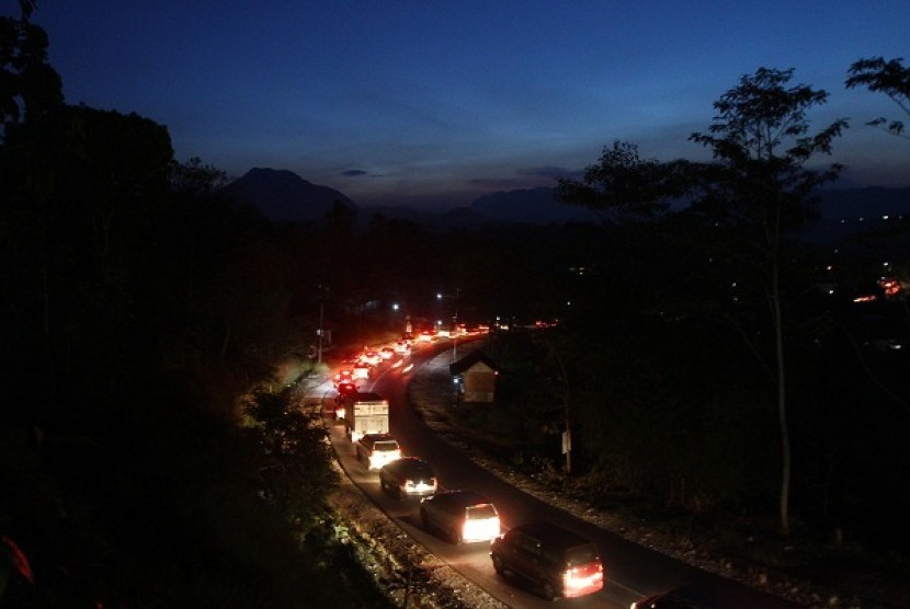 Queue of vehicles snake in Garut, West Java, due to traffic congestion during returning trip season on Sunday, August 11, 2013. (illustration)