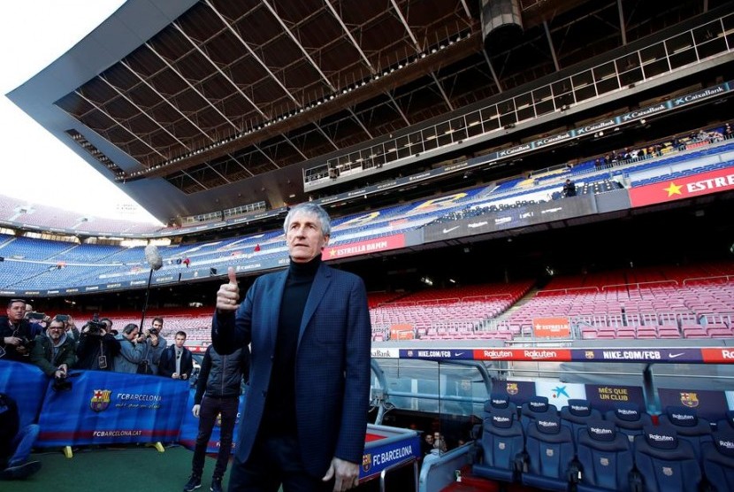 Pelatih Barcelona Quique Setien di Stadion Camp Nou. Barcelona akan menjual hak penamaan Stadion Camp Nou untuk musim 2020/2021.