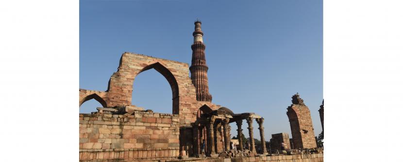 Qutb Minar, sebuah menara terkenal yang dibangun pada awal abad ke-13 di ibu kota India, New Delhi. Bangunan tersebut dianggap sebagai permata mahkota warisan budaya Indo-Muslim.