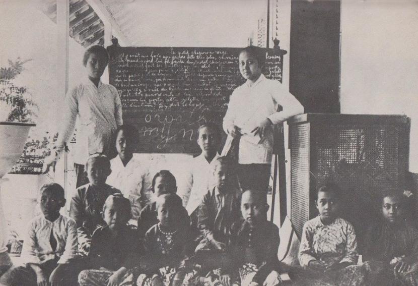 RA. Kartini bersama anak-anak didiknya, foto diambil dari buku 