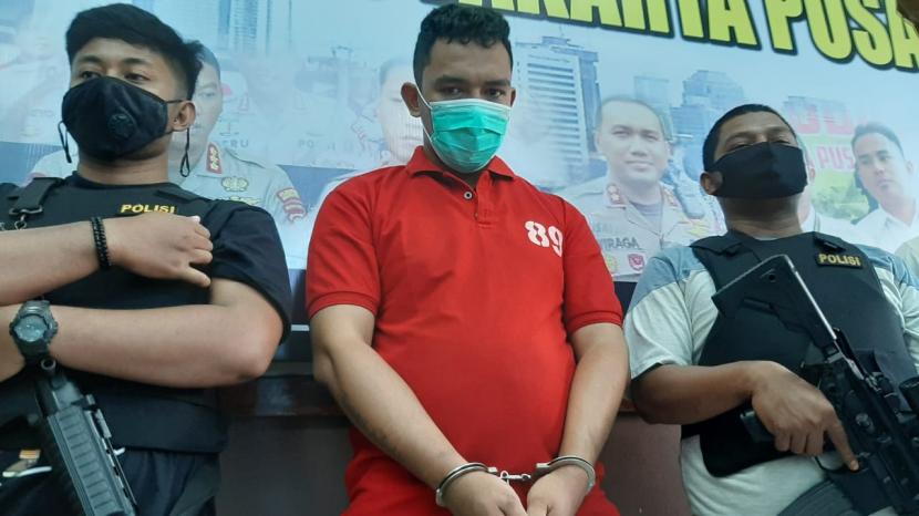 RA, pelaku begal sepeda terhadap Kolonel Marinir Pangestu Widiatmoko, diborgol saat konferensi pers di Mapolres Metro Jakarta Pusat, Rabu (11/11). Ia menyerahkan diri lantaran takut ditembak seperti dua rekannya yang sudah lebih dulu ditangkap.