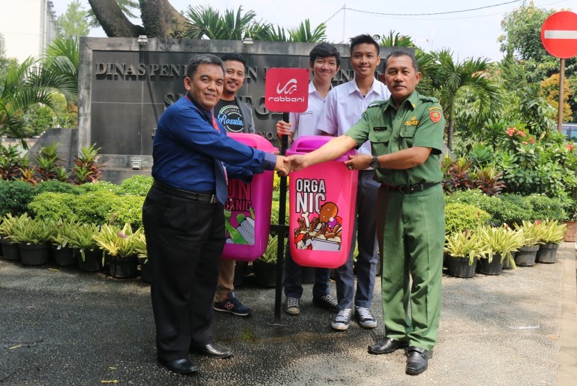 Rabbani menyerahkan bantuan tempat sampah ke SMK Pasundan 2 Bandung