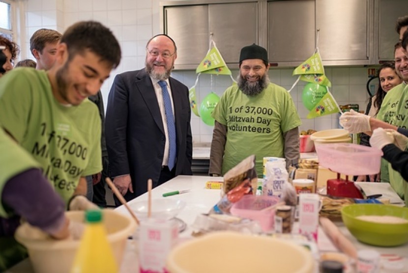  Rabbi kepala Ephraim Mirvis dan Sekjen Persatuan Muslim Inggris Ibrahim Mogra nampak serius memotong-motong sayur di sebuah dapur sinagog Edgware United, London, Inggris (Ilustrasi)