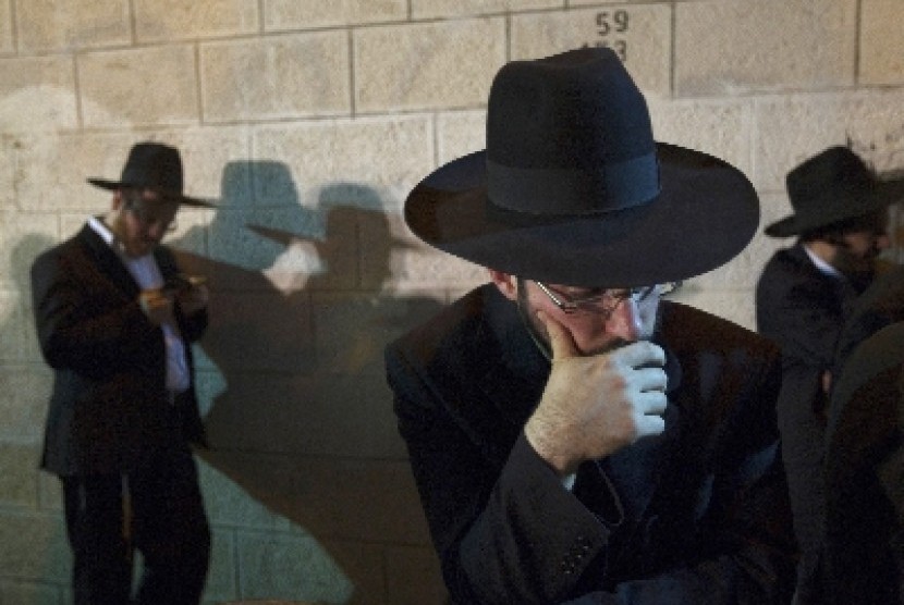 Rabbi Yahudi beraliran Ultra-Orthodox.