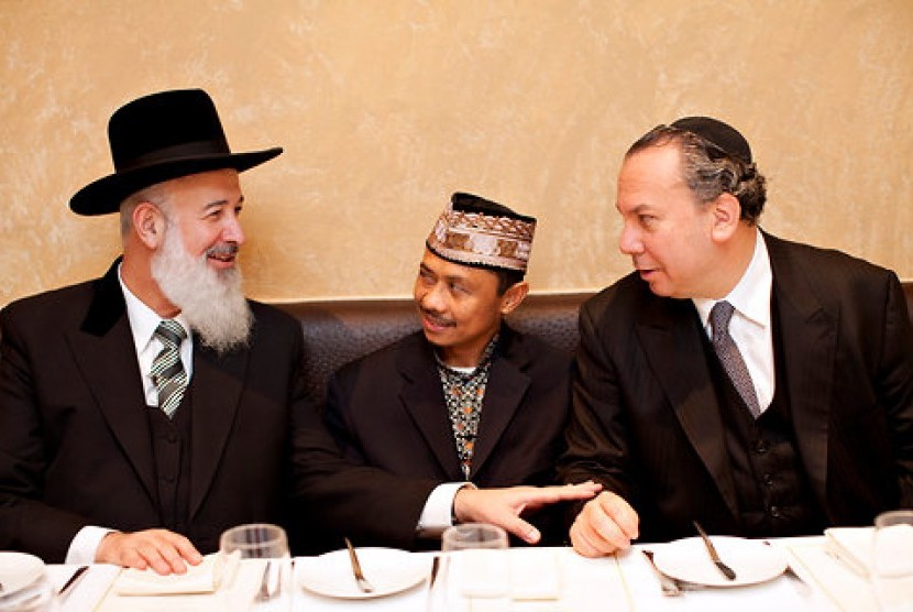 Rabbi Yona Metzer, left, Imam Shamsi Ali, center, and Rabbi Marc Schneier (Ilustrasi)