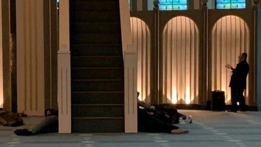 Rabi Israel Elbaum berlindung di sebuah masjid di Istanbul, Turki karena terjebak badai salju. 