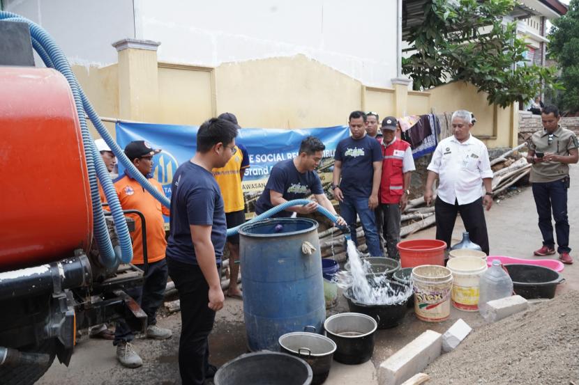 Rabu (1/11/ 2023 PT Kawasan Industri Terpadu Batang (KITB) atau Grand Batang City sebagai Proyek Stategis Nasional (PSN) melaksanakan program CSRnya dengan memberikan bantuan air bersih ke beberapa desa yang mengalami kekeringan di Kabupaten Batang. 