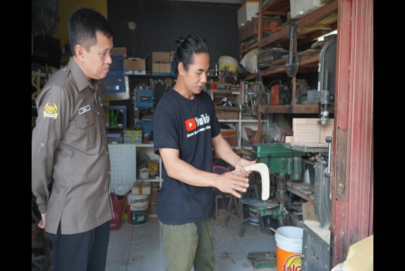 Rabu (24/4/2024), Bea Cukai Bogor gelar asistensi ke UMKM pengrajin bumerang asal Sukabumi, Acun Bumerang.