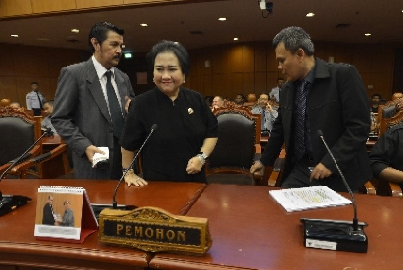Rachmawati Soekarnoputri (tengah) sebelum pendaftaran uji materiil di Mahkamah Konstitusi, Jakarta, Senin (25/3). 