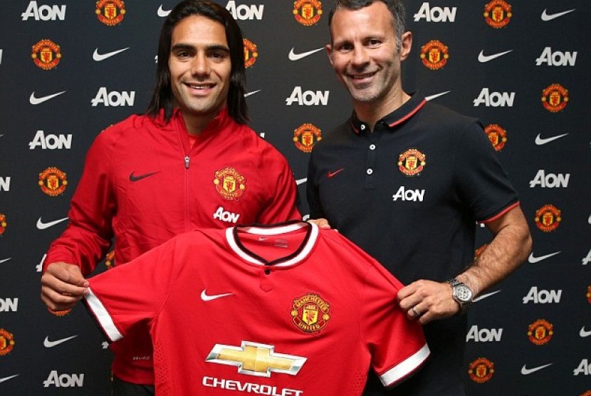 Radamel Falcao memamerkan jersey MU bersama Ryan Giggs.