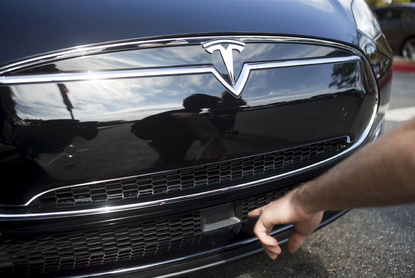 Radar teknologi dari Model Tesla S mengandung Autopilot fitur ditunjukkan selama acara Tesla di Palo Alto, California 14 Oktober 2015. ( REUTERS / Beck Diefenbach )