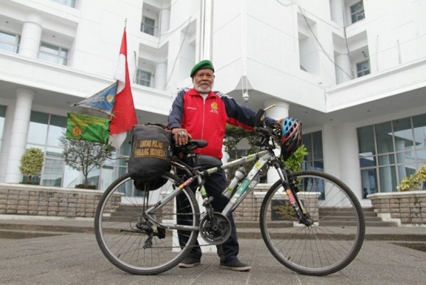 Raden Andik Jaya Prawira, kakek berusia 73 tahun yang berkeliling Indonesia dengan menggunakan sepeda tiba di Medan, Sumut, Rabu (11/1).