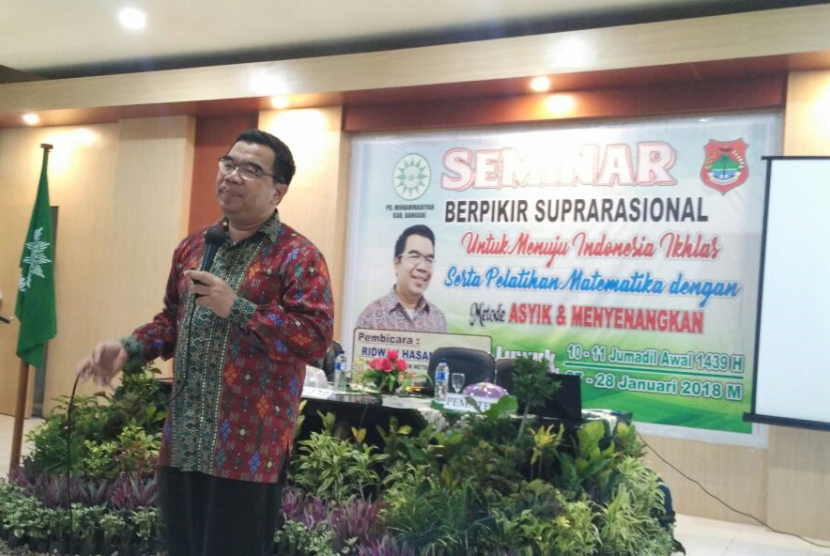 Raden Ridwan Hasan Saputra menyampaikan materi cara berpikir supra rasional di Binggai.