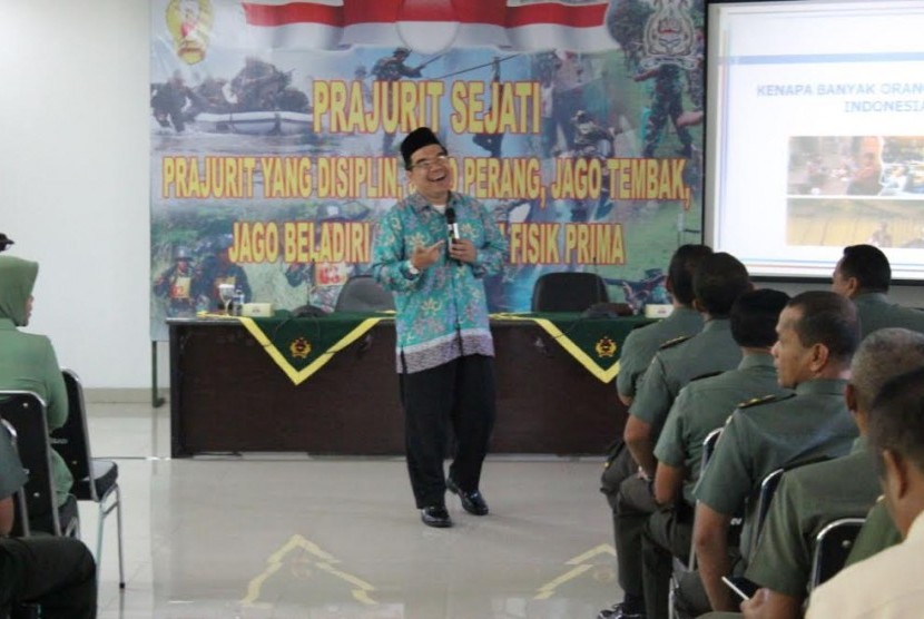 Raden Ridwan Hasan Saputra selaku pendiri Klinik Pendidikan MIPA Bogor, menjadi narasumber dalam seminar Berpikir Supra Rasional, Kamis (6/7).
