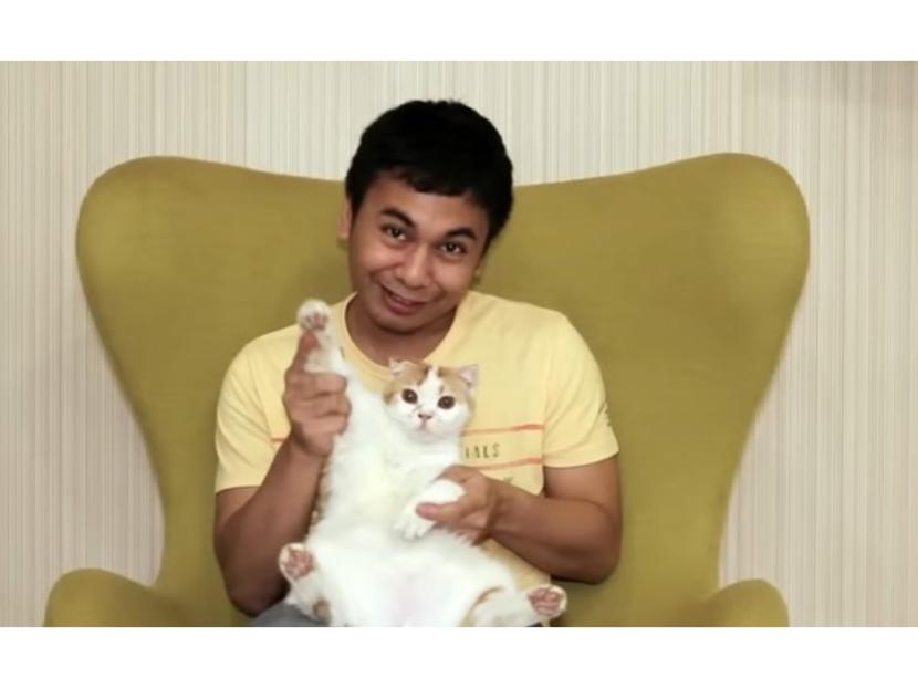 Raditya Dika bersama kucing peliharannya, Morganissa. Kucing tersebut kini telah meninggal dunia setelah 13 tahun menemani Raditya Dika.