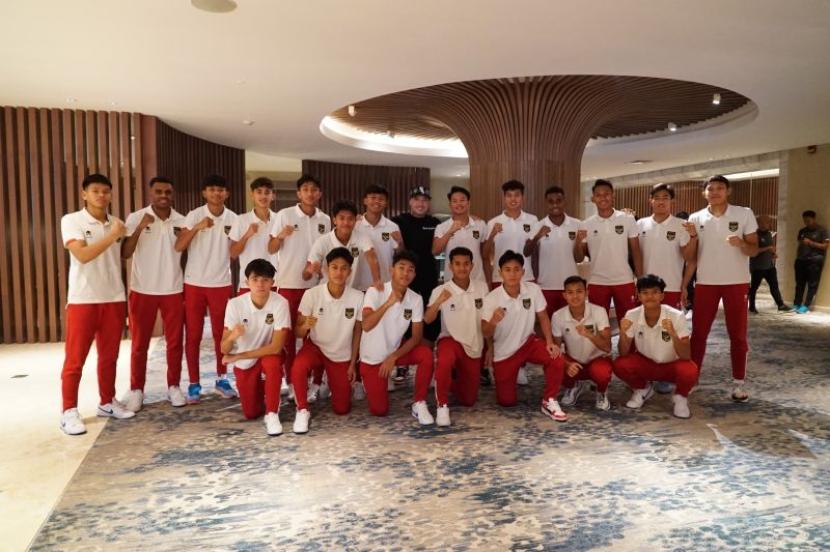 Radja Nainggolan bersama para pemain timnas Indonesia U-17.