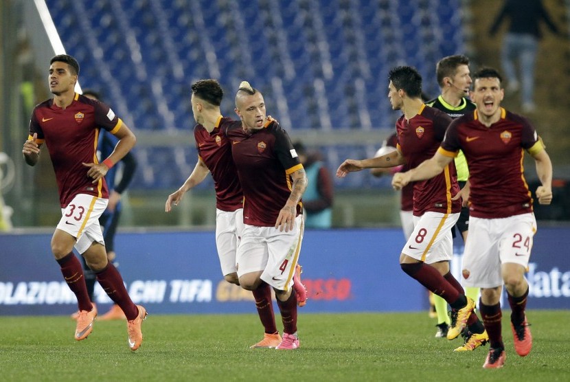 Radja Nainggolan dari AS Roma merayakan golnya dalam pertandingan melawan Inter Milan di Stadium Olimpik Roma, Ahad (20/3).