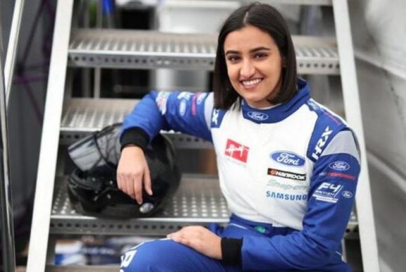 Raema Juffali menjadi perempuan pertama dari Arab Saudi yang melakukan debut sebagai pembalap di F4 British Championship.