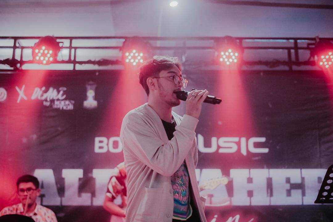 Rafa Putra, penyanyi kafe dan acara resepsi pernikahan.