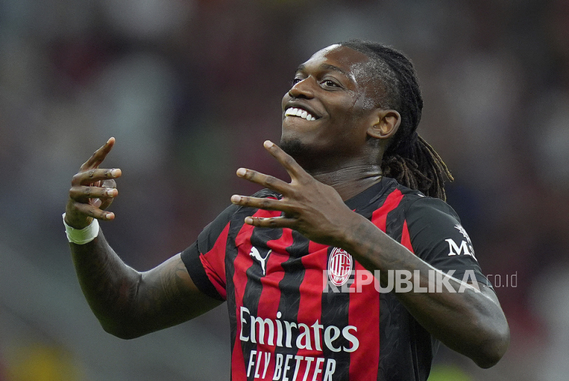 Rafael Leao dari AC Milan merayakan gol pembuka pada babak 64 besar pertandingan sepak bola Piala Italia antara Milan dan Bari, di Stadion San Siro di Milan, Italia, Senin, 18 Agustus 2025 dini hari WIB.