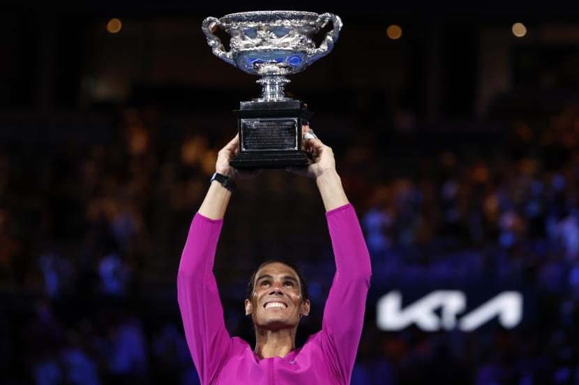 Rafael Nadal dari Spanyol memegang Piala Tantangan Norman Brookes setelah mengalahkan Daniil Medvedev dari Rusia di final tunggal putra kejuaraan tenis Australia Terbuka di Melbourne, Australia, Ahad (30/1/2022).