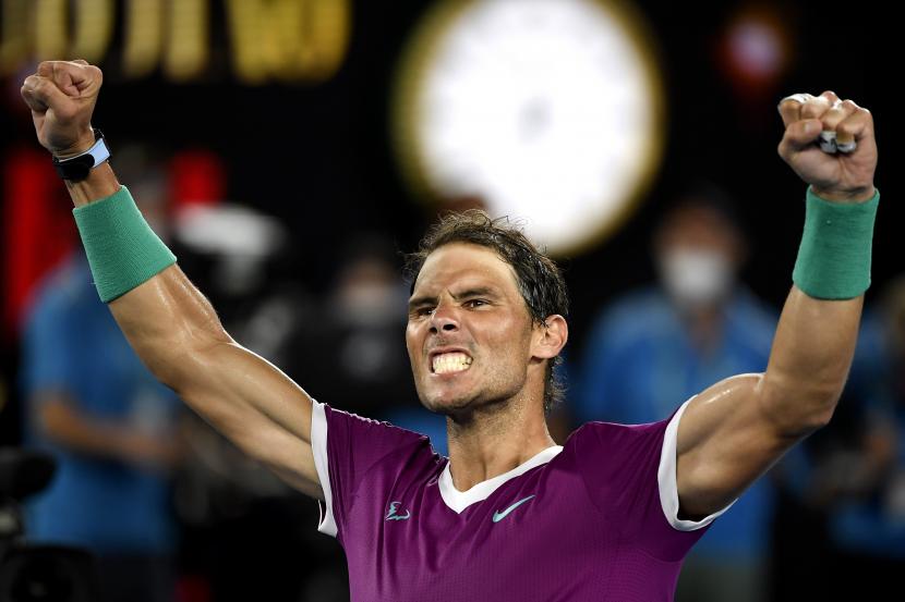 Rafael Nadal dari Spanyol merayakan setelah mengalahkan Matteo Berrettini dari Italia dalam pertandingan semifinal kejuaraan tenis Australia Terbuka di Melbourne, Australia, Jumat, 28 Januari 2022.