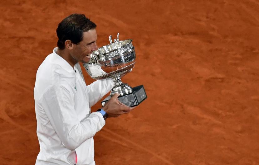 Rafael Nadal memegang trofi juara French Open, la Coupe des Mousquetaires, setelah mengalahkan Novak Djokovic pada final 2020.