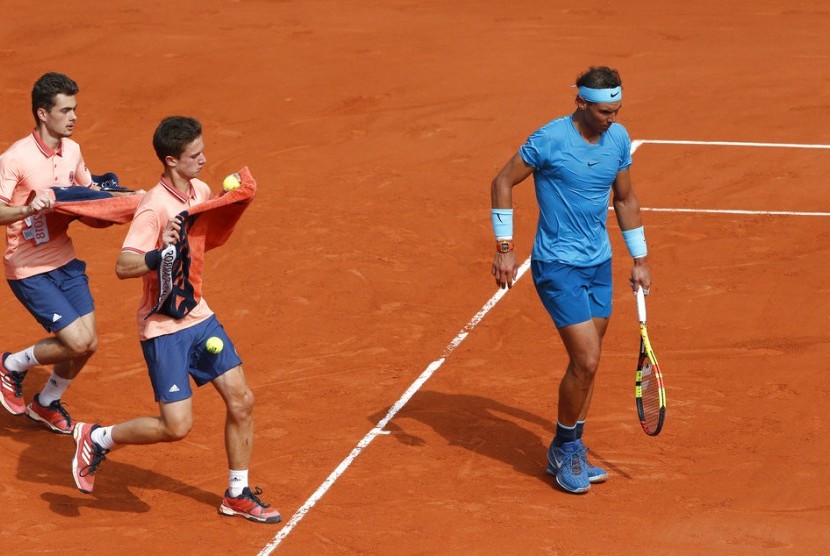Rafael Nadal pada laga final Prancis Terbuka lawan Dominic Thiem, di Rolland Garros, Ahad (10/6).