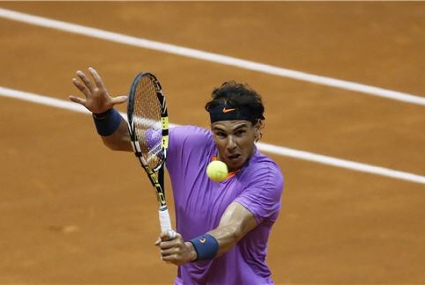 Rafael Nadal, petenis Spanyol, melepaskan pukulan untuk mengembali bola saat menghadapi petenis Argentina, Carlos Berlocq, di laga turnamen Brazil Terbuka 2013 di Sao Paulo, Brazil, Jumat (15/2). 