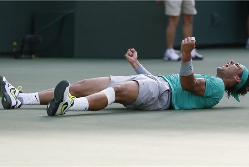  Rafael Nadal, petenis Spanyol, meluapkan kegembiraannya usai mengalahkan petenis Argentina, Juan Martin Del Potro, di partai final tunggal putra turnamen BNP Paribas Terbuka di Indian Wells, California, Ahad (17/3). 