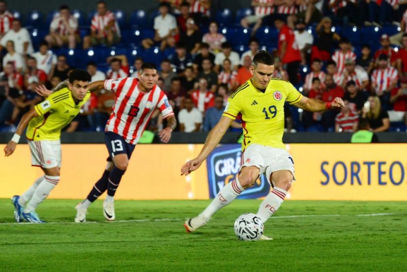 Rafael Santos Borre mencetak gol penalti untuk Kolombia dalam laga kualifikasi Piala Dunia 2026 zona Conmebol melawan Paraguay.
