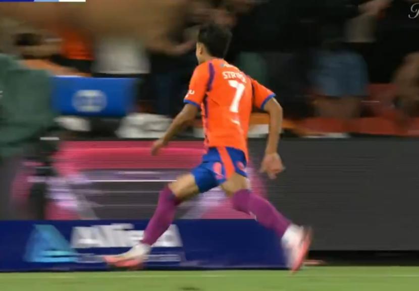 Rafael Struick merayakan gol debutnya bersama Brisbane Roar.