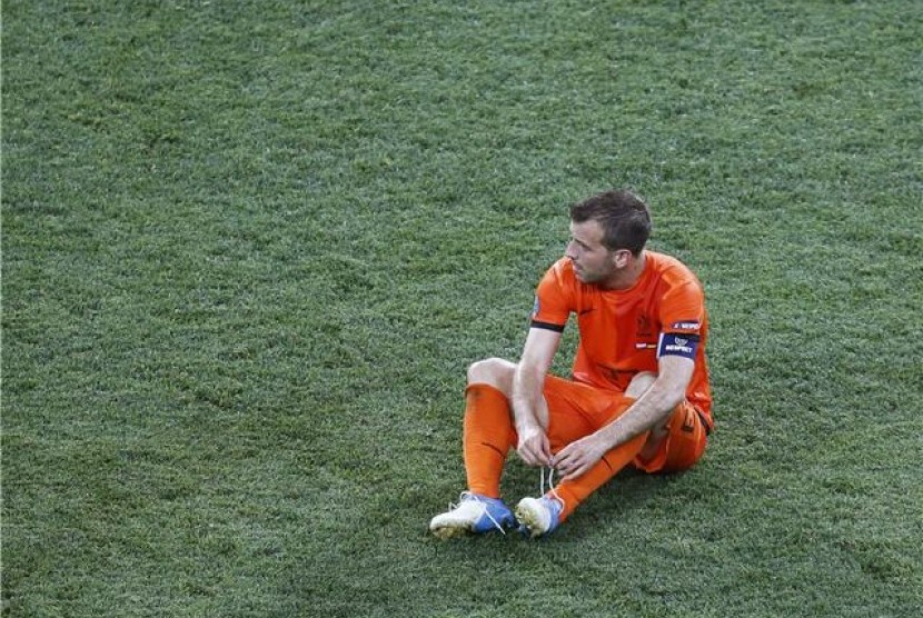 Rafael van der Vaart, gelandang timnas Belanda, tampak kecewa setelah timnya kalah dari Jerman di laga kedua Grup B Piala Eropa 2012 di Kharkiv, Ukraina, pada Rabu (13/6). 
