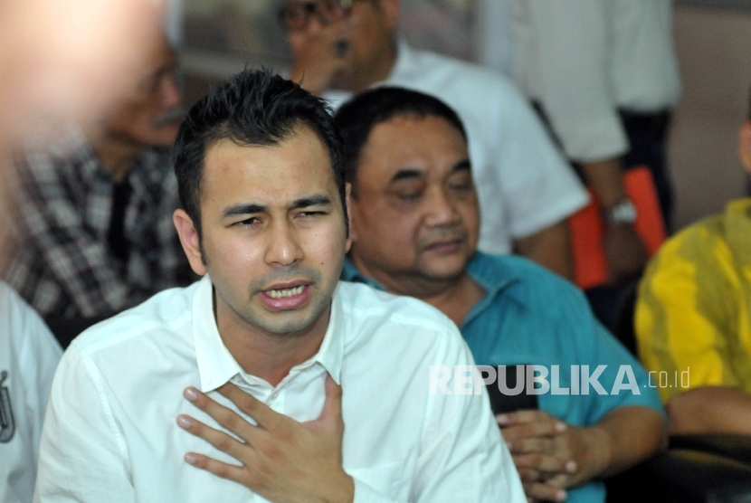 Selebritas Raffi Ahmad menghadiri pemotongan hewan qurban di Lebak Bulus, Jakarta Selatan, Jumat (31/7).