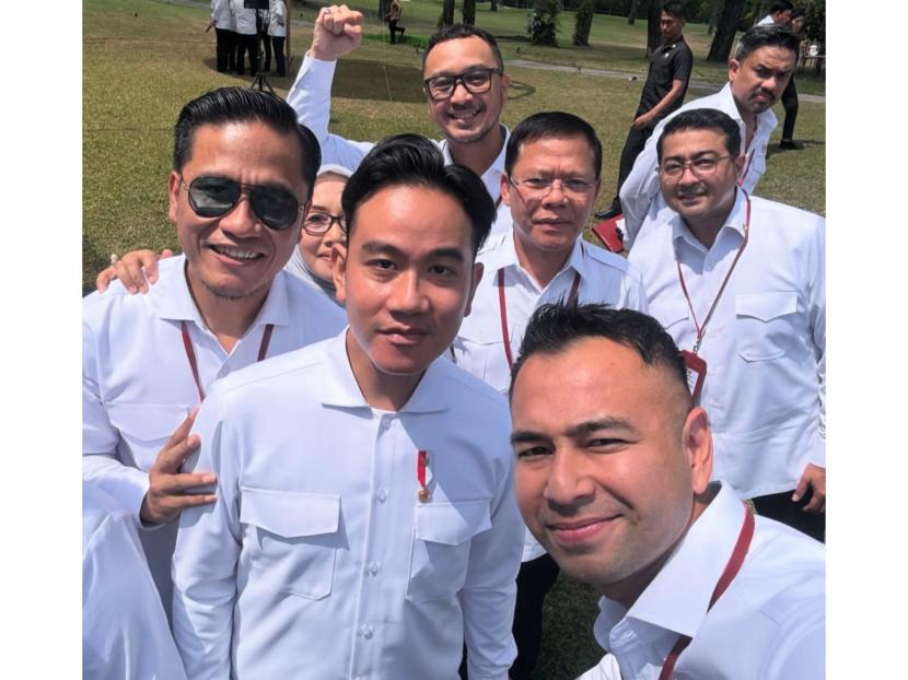 Raffi Ahmad berfoto bersama Wakil Presiden Gibran Rakabumingraka dan peserta pembekalan di Akmil Magelang, Jawa Tengah.