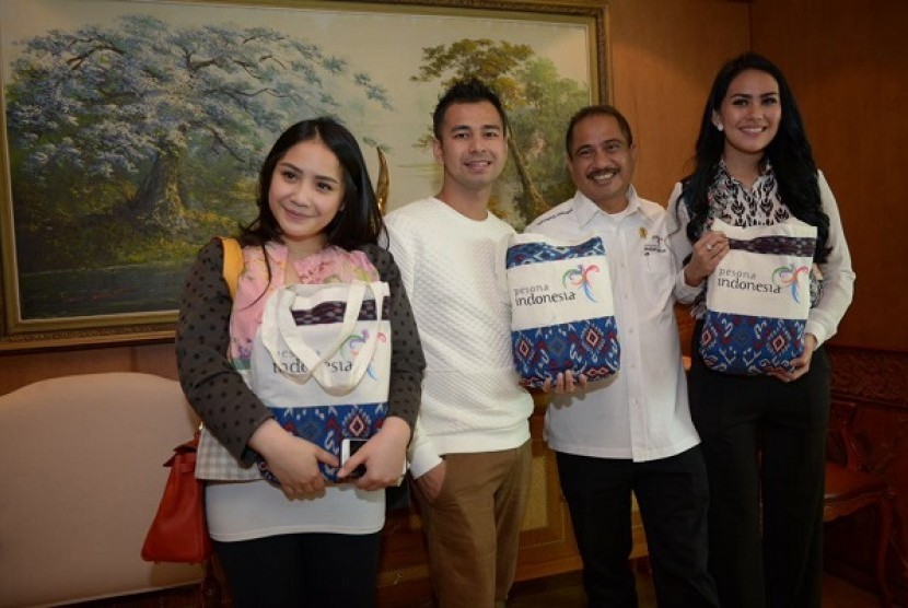 Raffi Ahmad beserta Nagita Slavina, dan Kartika Putri mengunjungi kantor Kementerian Pariwisata guna membahas promosi Pesona Indonesia dengan Menpar Arief Yahya, Selasa (29/8)
