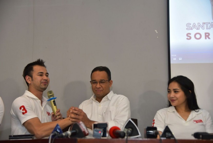 Raffi Ahmad dan istri, Nagita Slavina bersama cagub DKI Jakarta, Anies Baswedan program Santai Sore Anies-Sandiaga di Waroeng Sunda, Kebon Jeruk, Jakbar, Senin (30/1).