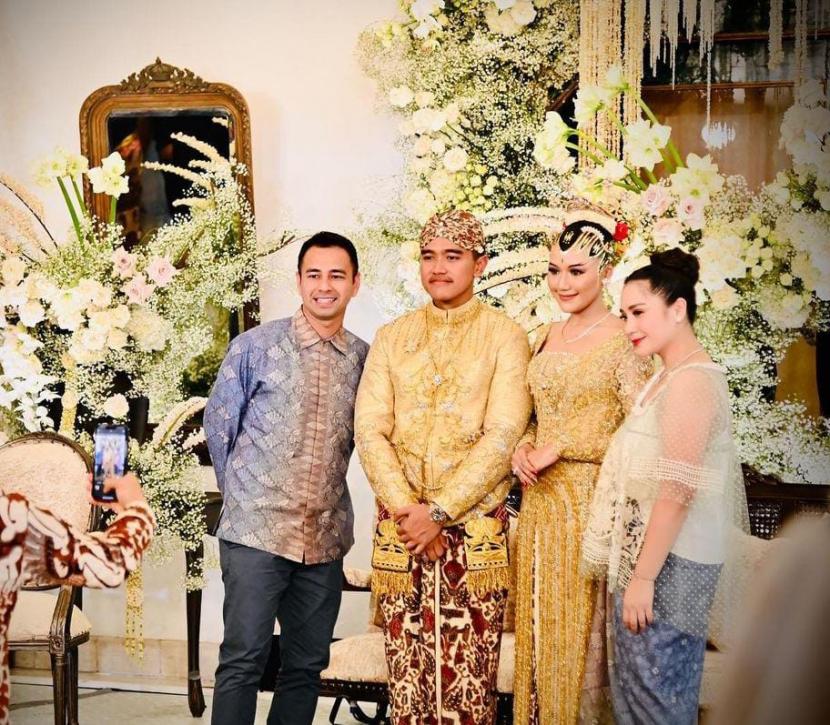 Raffi Ahmad dan Nagota Slavina menghadiri acara pernikahan utra bungsu presiden Jokowi Kaesang Pangarep dengan Erina Gudono di Puro Mangkunegaran.