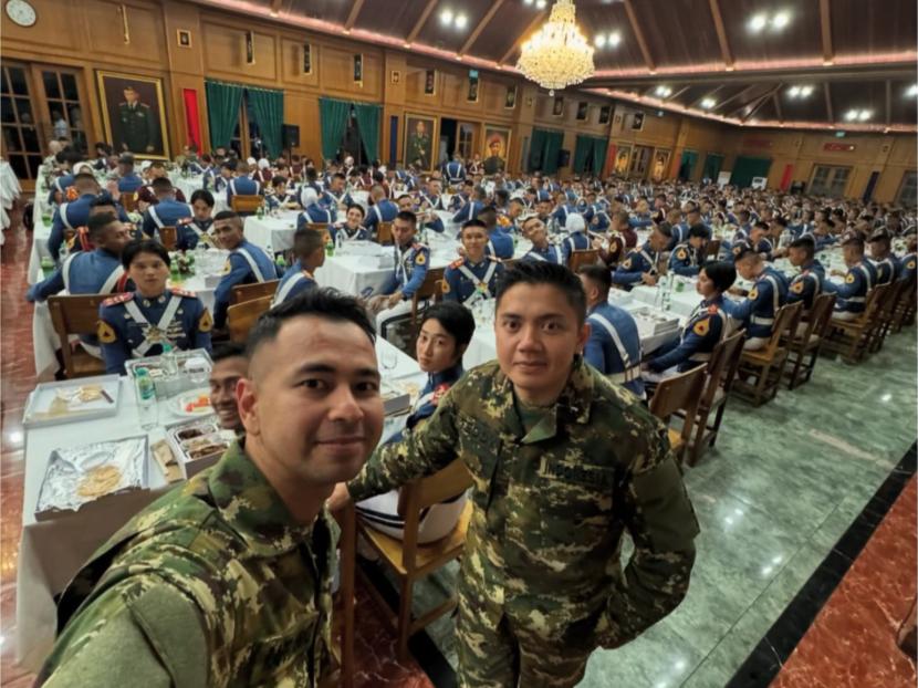 Raffi Ahmad (kiri) berfoto bersama Mayor Teddy (kanan). Raffi membagikan momen saat retreat di Akmil Magelang, Jawa Tengah.